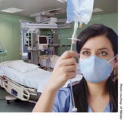 Trabajadora de la salud ajustando un goteo intravenoso en un entorno médico; Trabajador de la salud usando un respirador con mascarilla de filtrado.