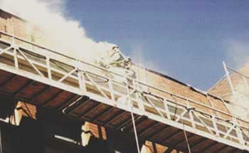 Un trabajador realizando la extracción de mortero sin ningún tipo de control, con lo cual se genera una exposición peligrosa al polvo en el aire.