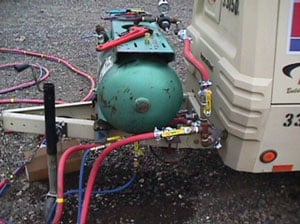 Tanque de agua instalado sobre un compresor remolque.