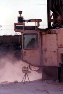 Cabina de una máquina de construcción cubierta con polvo