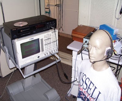 Realización de pruebas de laboratorio mediante un modelo de cabeza artificial acústica KEMAR.