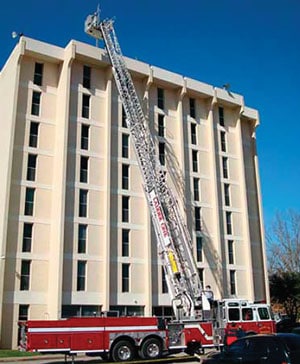 Figura 2. Plataforma aérea situada en un edificio residencial universitario para recrear la escena del incidente. 