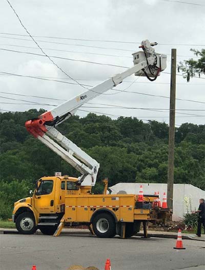camión utilitario eléctrico estacionado en la calle sin salida camión utilitario eléctrico estacionado en la calle sin salida