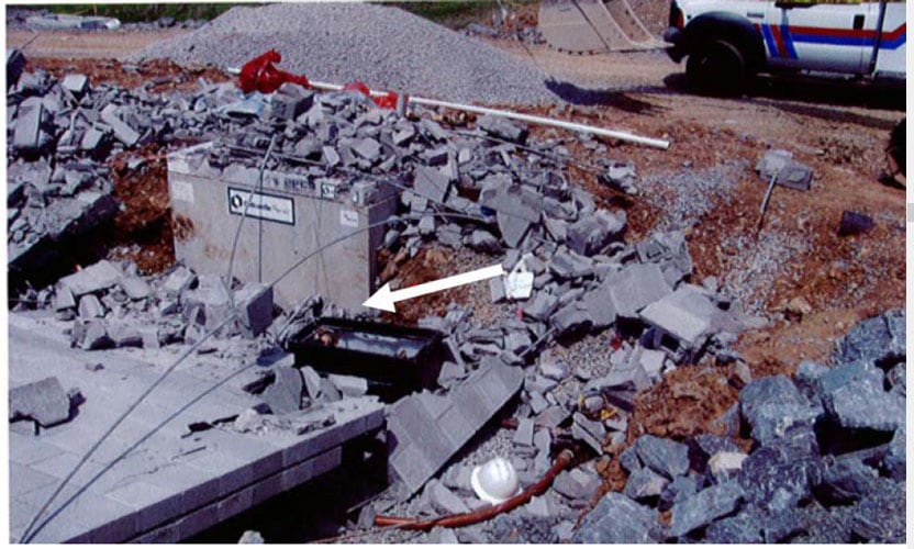 Fotografía 4. Caja de cemento del medidor La flecha indica dónde trabajaban tres empleados de excavación.