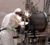 furnreact.jpg_3a3d6 Trabajador que quita nanotubos de carbono de un reactor del horno