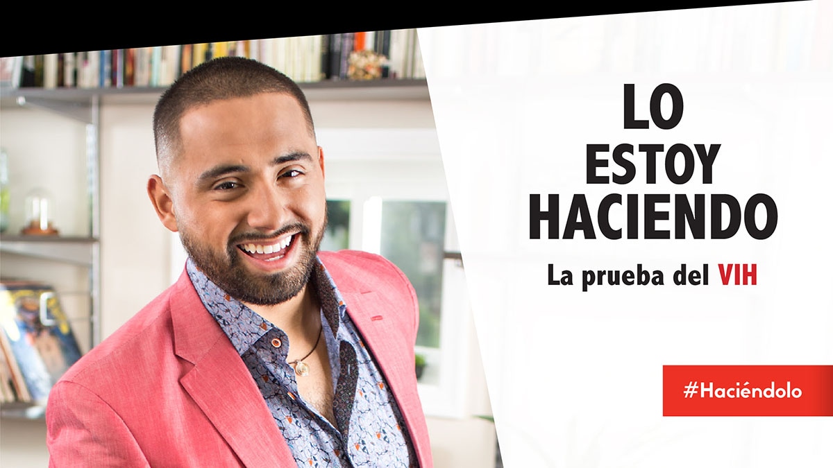Haz que la prueba del #VIH sea parte de tu cuidado habitual de la salud. ¡Hazte la prueba hoy para saber si tienes o no el VIH!  Aprende más: https://bit.ly/325yMwG #Haciéndolo - Hispanic male smiling at the camera