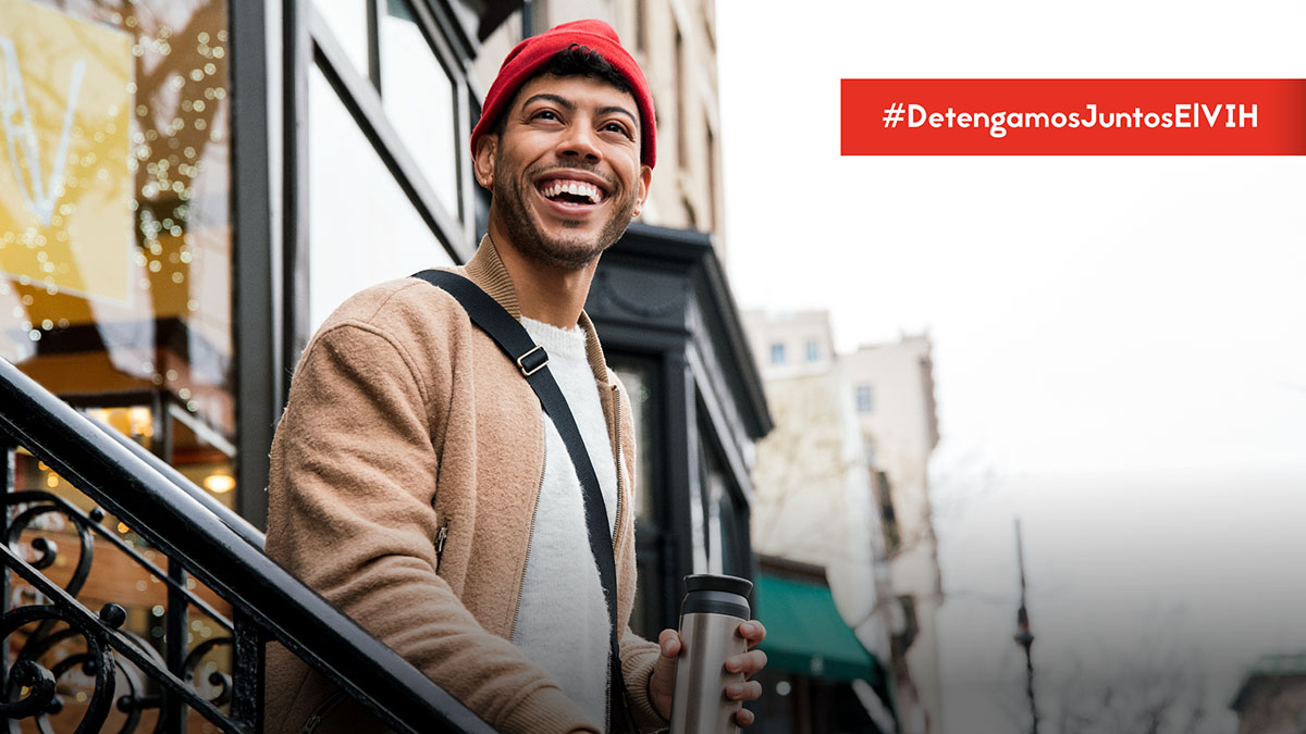TwitterPosts-STSH-HTW-2020 El #VIH no tiene que ser una barrera para hacer las cosas que amas y vivir una vida plena. Encuentra recursos e información sobre el tratamiento del VIH y apoyo aquí: https://bit.ly/303Y6oI #DetengamosJuntosElVIH - Male smiling while standing outside on stairs holding a coffee mug