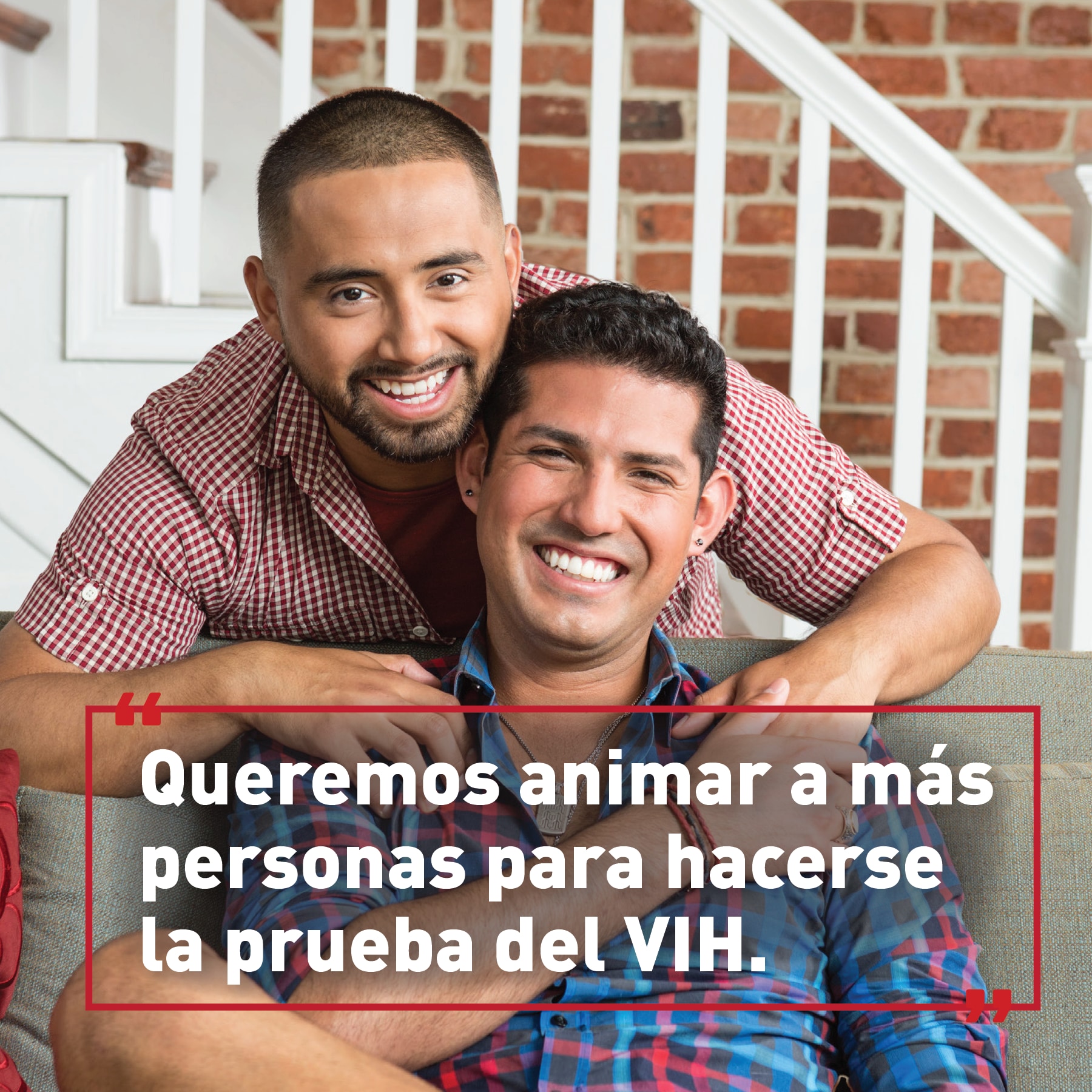 Dos hombres abrasando. Texto: “Queremos animar a más personas para hacerse la prueba del VIH.”