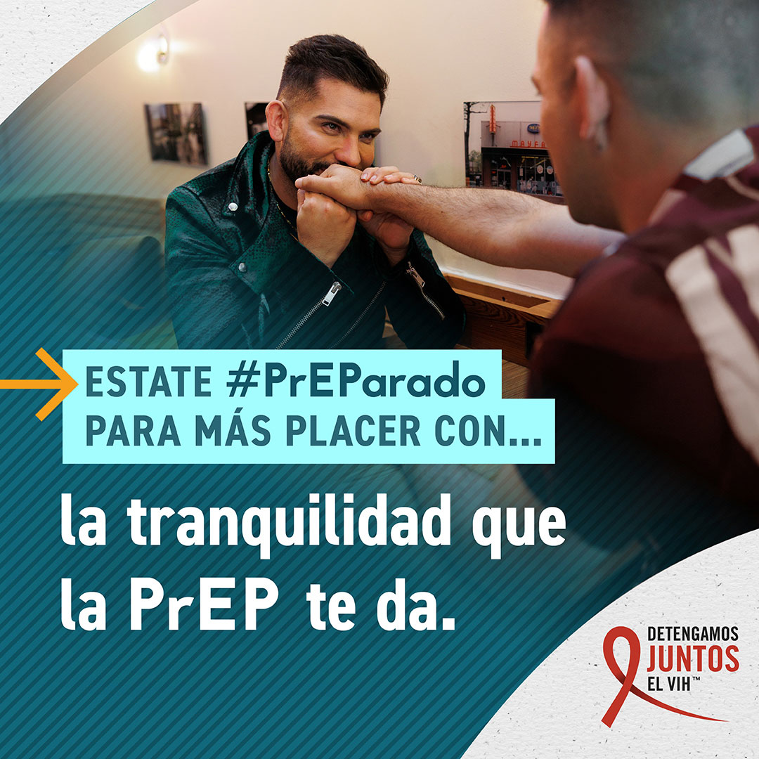Get PrEPared – Eli & Elias Una imagen de un hombre mostrando cariño a su pareja – otro hombre -- con texto que muestra: Estate #PrEParado para más placer con la tranquilidad que la PrEP te da.