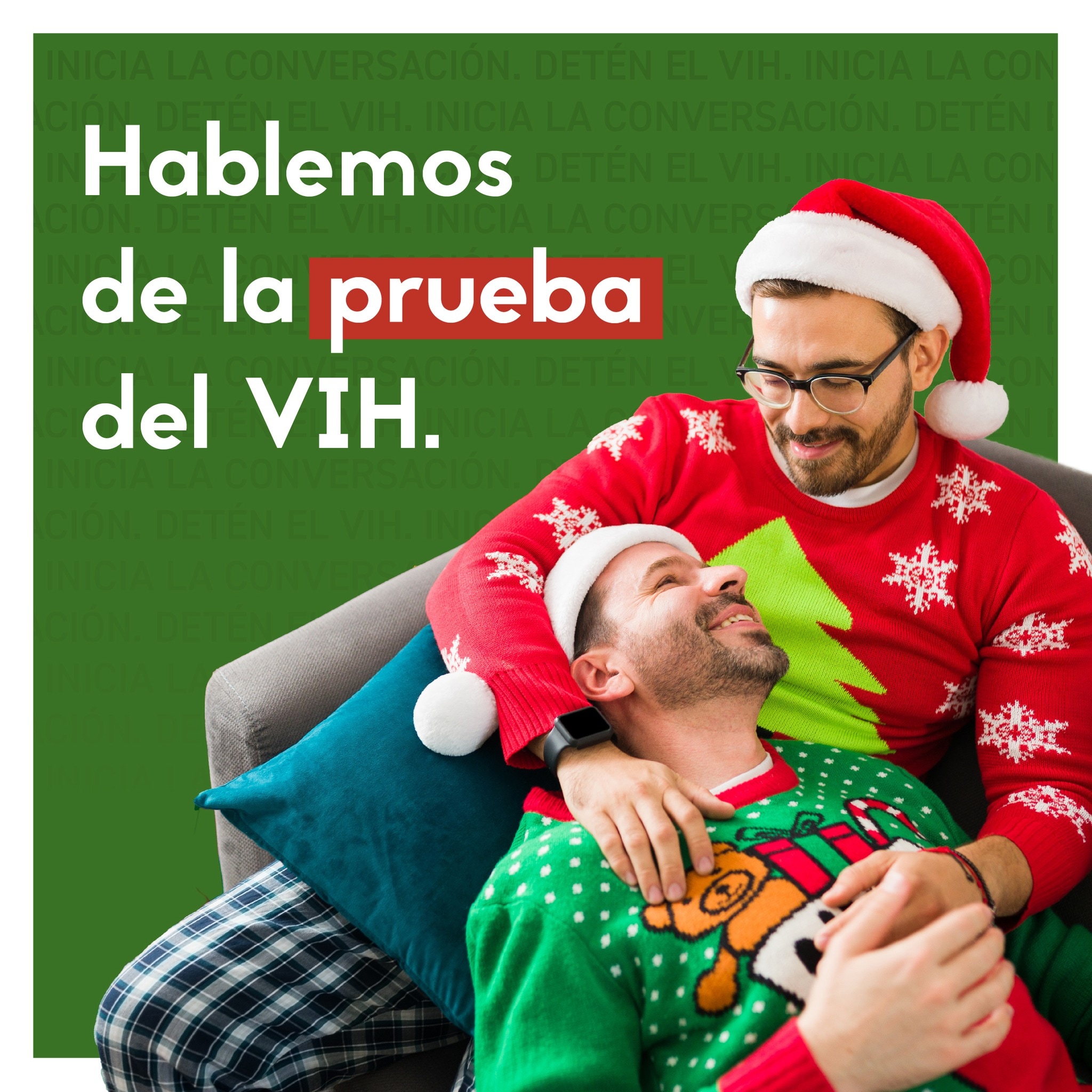 Una imagen de una pareja masculina vistiendo suéteres festivos con las palabras hablemos sobre la prueba del VIH.