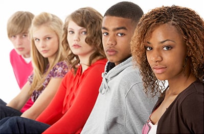Un joven grupo diverso de adolescentes.