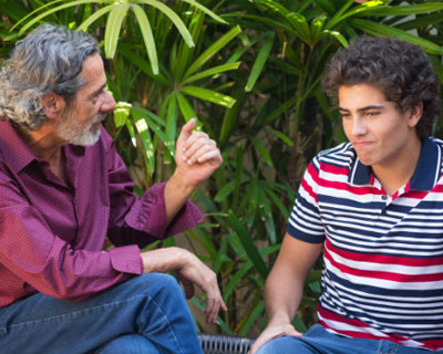 Padre hablando con su hijo adolescente