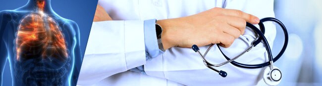 Médico con los brazos cruzados sosteniendo un estetoscopio
