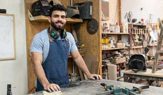 Hombre trabajando en un taller de carpintería