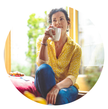Mujer con una taza de café pensando