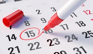pluma roja que circula la fecha en el calendario