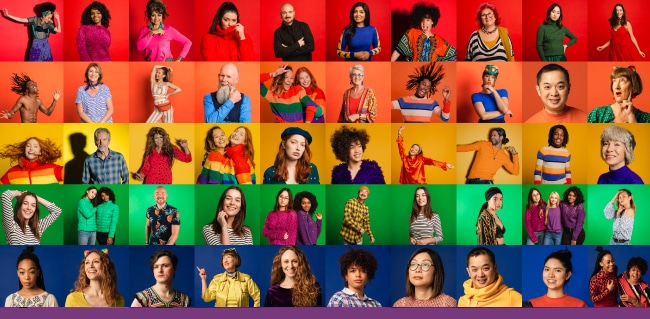  Personas sobre un fondo de colores brillantes dispuestas para representar la bandera LGBTQ+.
