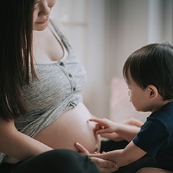 孕妇有年幼的孩子，多胞胎疫苗保护