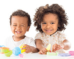 Foto de 2 niños pequeños; texto que dice Cuestionario sobre las vacunas para niños y adolescentes