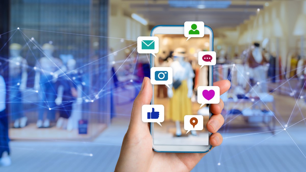 Media Mobile phone with multiple social media apps